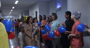 Após 407 dias internado, bebê recebe alta do Hecad nos braços da mãe
